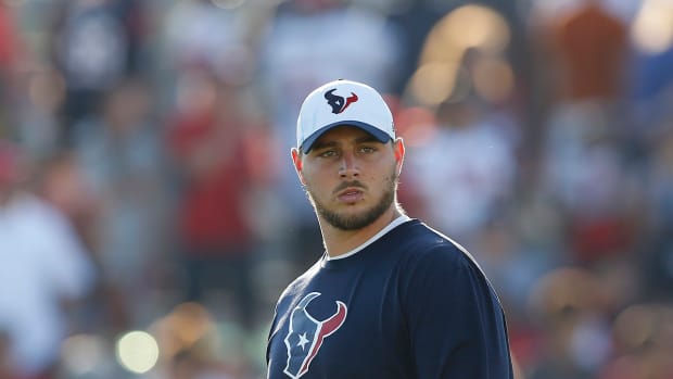 david-quessenberry-nfl-texans-returns-practice-field.jpg